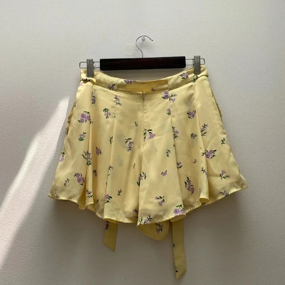 Aritzia - Little Moon Yellow Westley Shorts - Picture 7 of 13